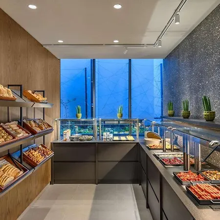 Luxury 8 - Breakfast & Free Private Parking *
